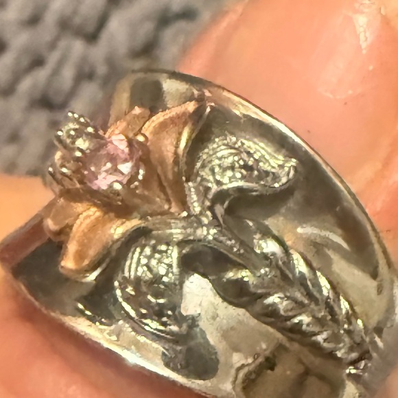 Vintage 925 Silver and Gold Floral Ring with Pink Gemstone - Picture 2 of 8